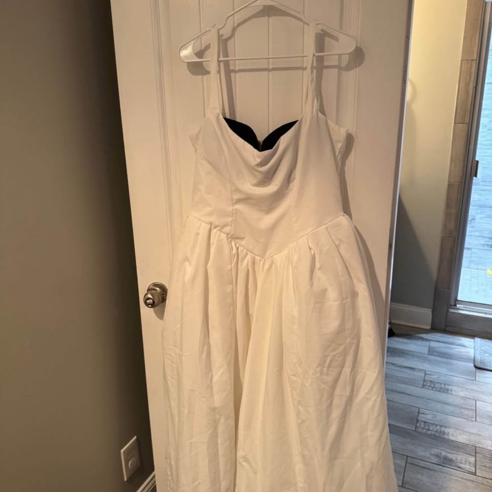 Elegant White Sleeveless Dress